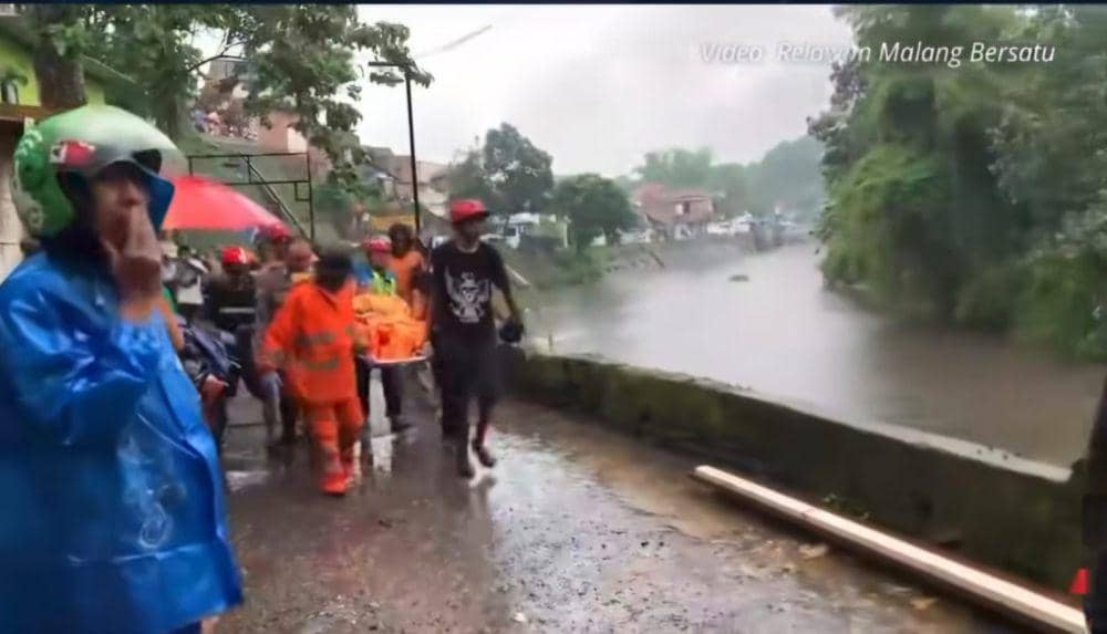 Penemuan mayat tanpa identitas di Sungai Brantas Kota Malang. (Dok. Relawan Malang Bersatu)