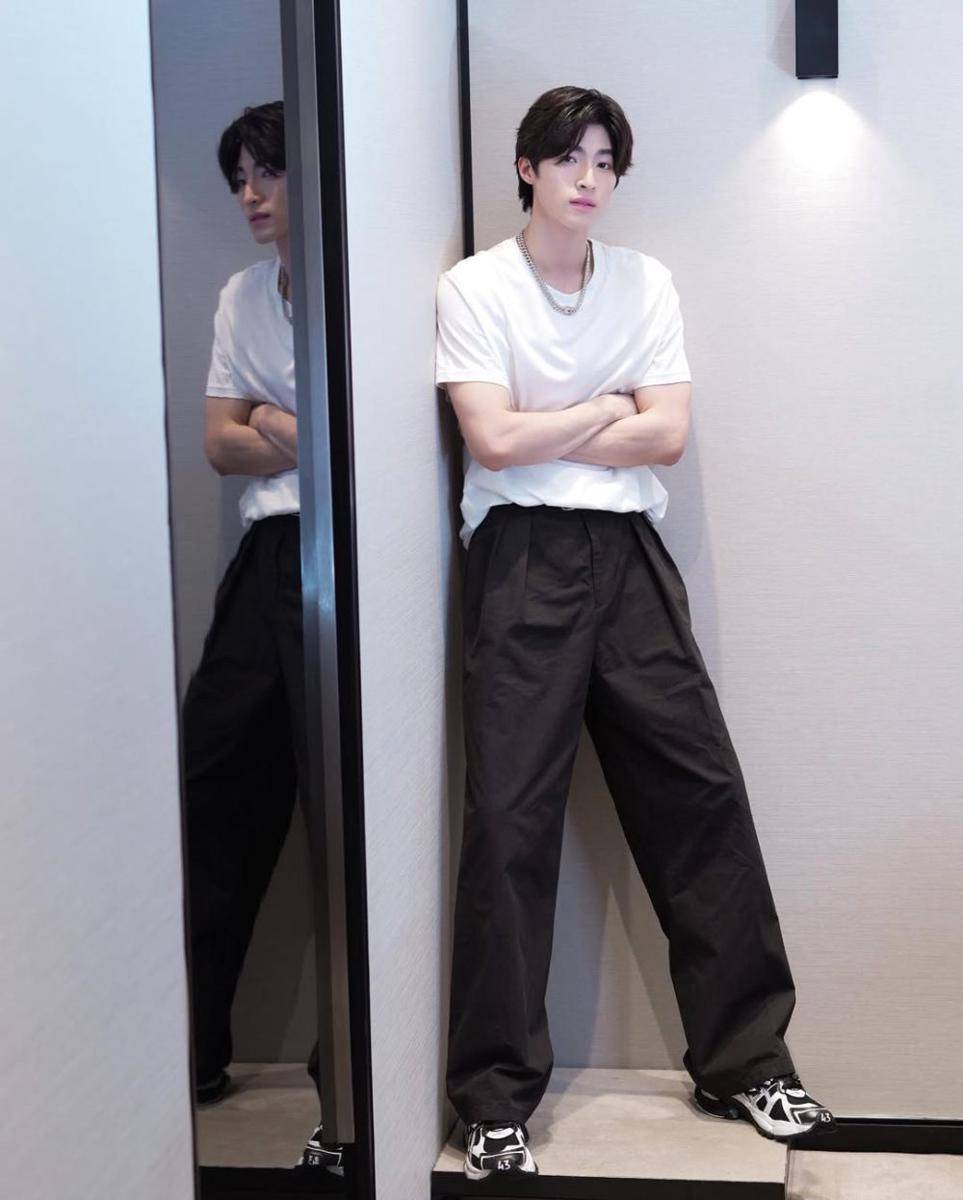 styling plain t-shirt ala Blue Pongtiwat (Instagram.com/blue_pongtiwat)