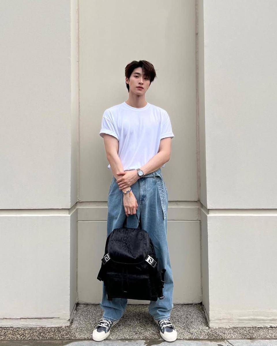 styling plain t-shirt ala Blue Pongtiwat (Instagram.com/blue_pongtiwat)