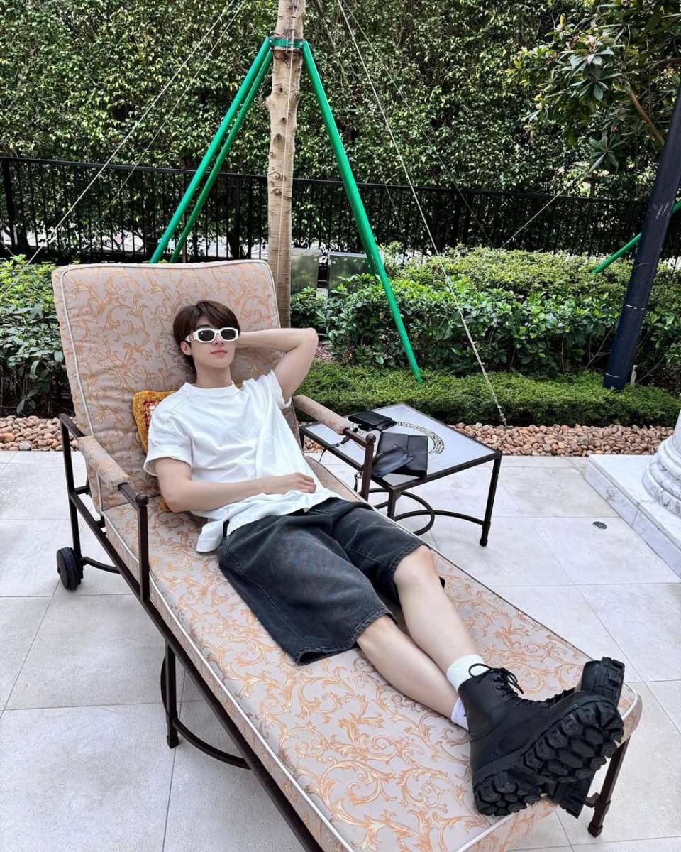styling plain t-shirt ala Blue Pongtiwat (Instagram.com/blue_pongtiwat)