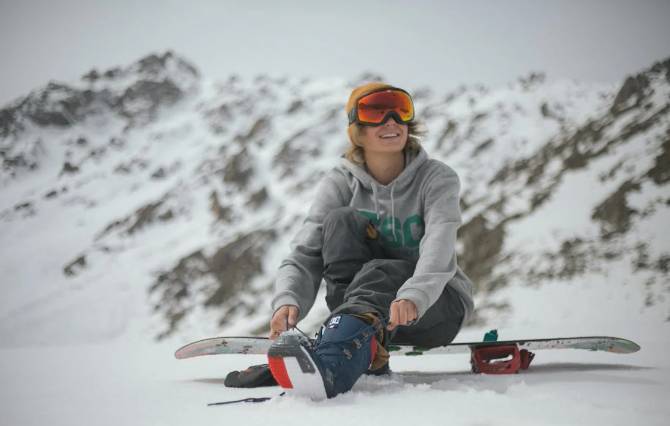 ilustrasi bermain snowboard (pexels.com/visitalmaty)