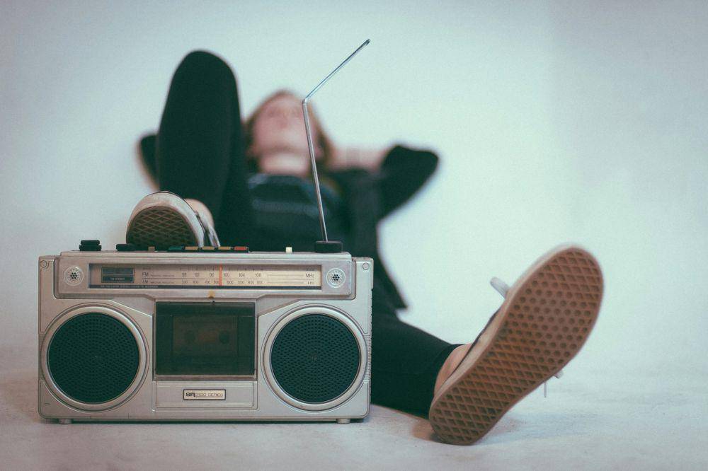 ilustrasi orang mendengarkan radio (unsplash.com/@rexcuando)
