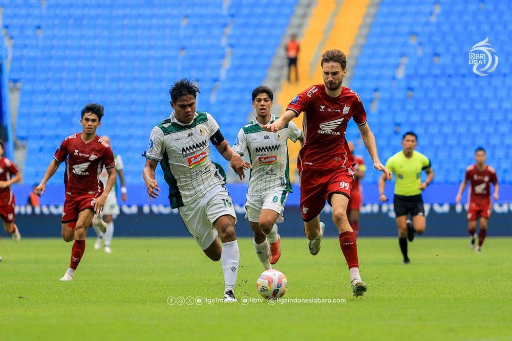 Salah satu momen pertandingan pekan ke-14 BRI Liga 1 2024/25 antara PSM Makassar versus PSS Sleman yang berlangsung di Stadion Batakan Balikpapan, 13 Desember 2024. (Dok. PT Liga Indonesia Baru)