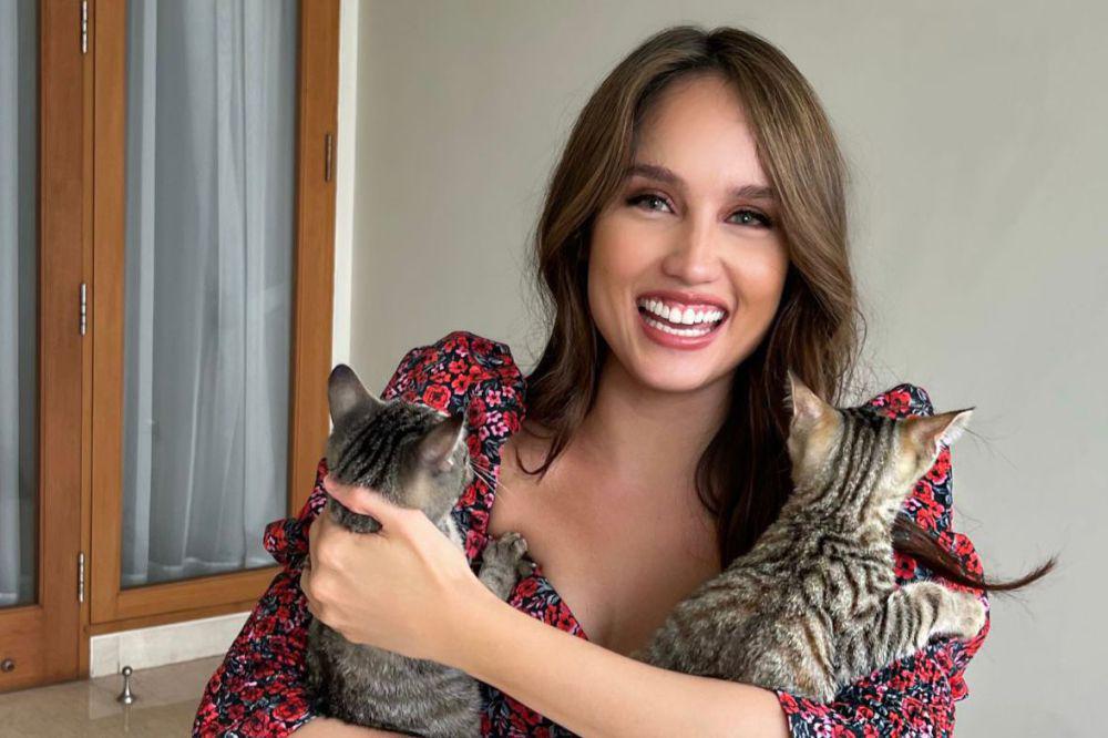 4 Artis Indonesia yang Pelihara Kucing Kampung, Gak Pandang Ras!