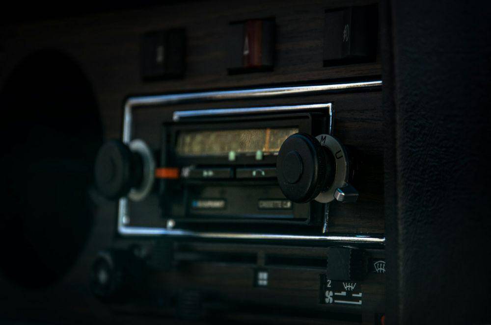 ilustrasi radio mobil (unsplash.com/@shotaspot)