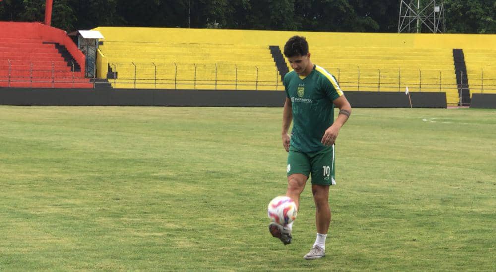 Pemain Persebaya Surabaya melaksanakan latihan di GOR H Agus Salim Padang (Foto: IDN Times/Halbert Caniago)