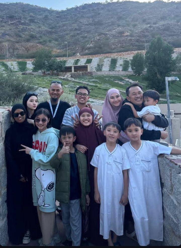 Umrah Zaskia Mecca dan keluarga (Instagram.com/zaskiadyamecca)