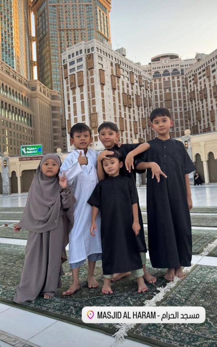 Umrah Zaskia Mecca dan keluarga (Instagram.com/zaskiadyamecca)