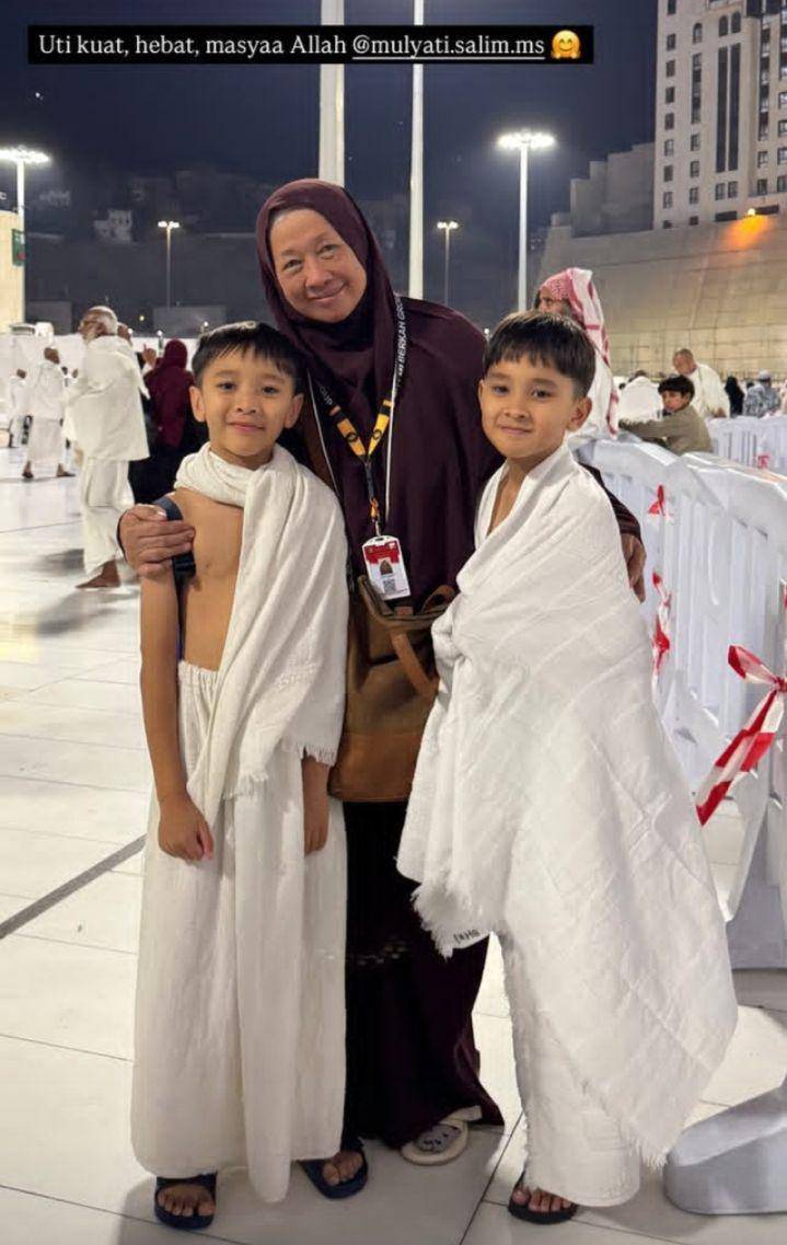 Umrah Zaskia Mecca dan keluarga (Instagram.com/zaskiadyamecca)