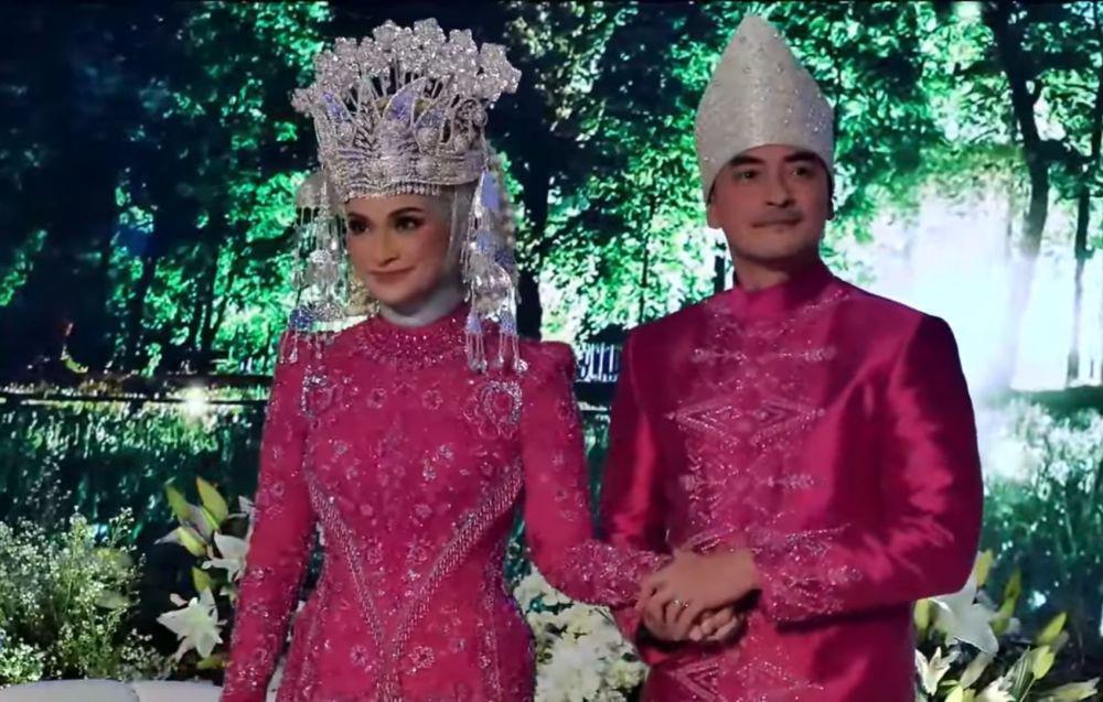 7 Gaya Resepsi Putri Zulhas, Pakai Adat Jambi Modern