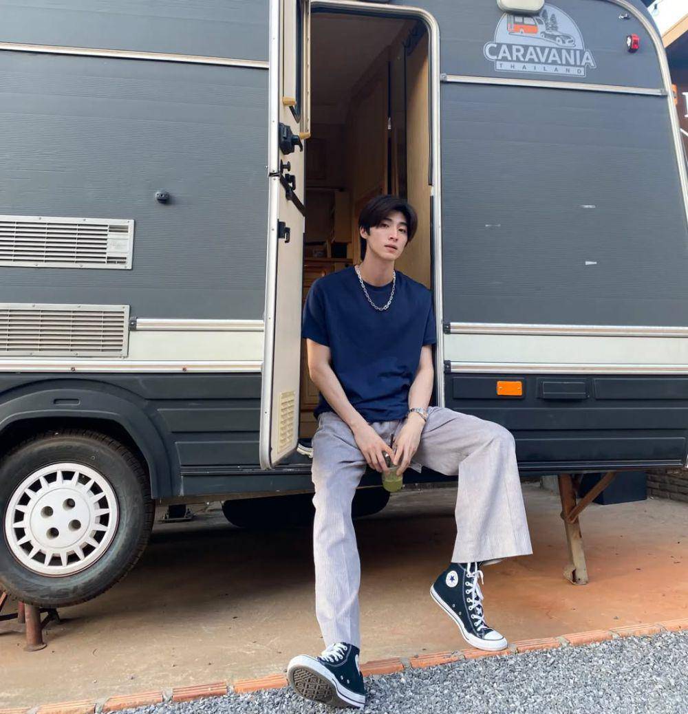styling plain t-shirt ala Blue Pongtiwat (Instagram.com/blue_pongtiwat)