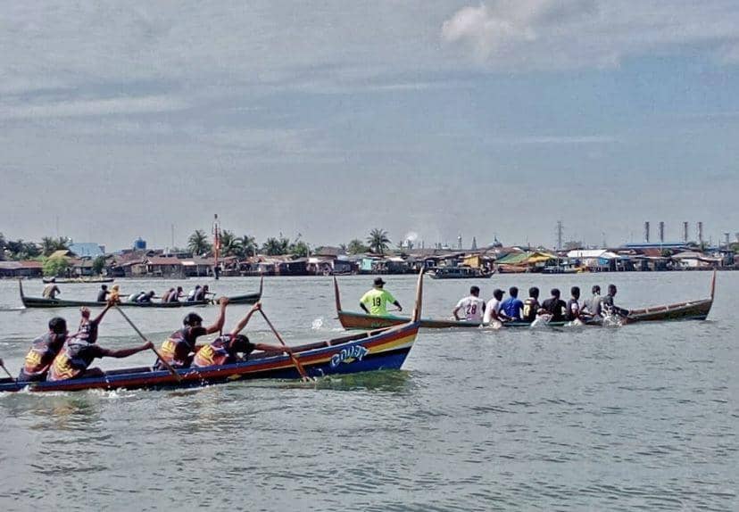 Serunya Lomba Dayung Sampan Pesisir di Kampung Nelayan