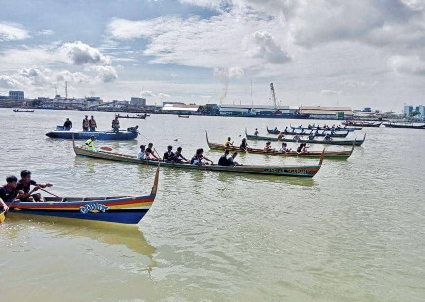 Perlombaan dayung sampan  pesisir (Dok. Diskominfo Medan)