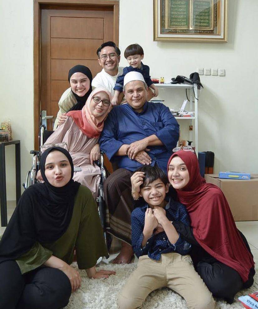 potret kenangan Zee Zee Shahab dan ibunya yang meninggal dunia (Instagram.com/zeezeeshahab)