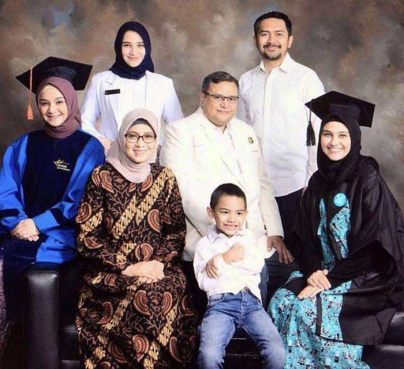 potret kenangan Zee Zee Shahab dan ibunya yang meninggal dunia (Instagram.com/zeezeeshahab)