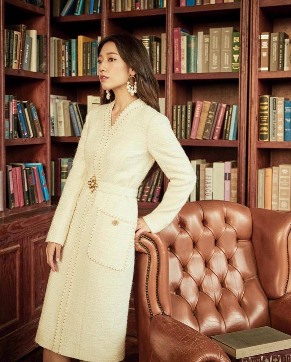inspirasi dress putih Natal ala Park Shin Hye (instagram.com/ssinz7)