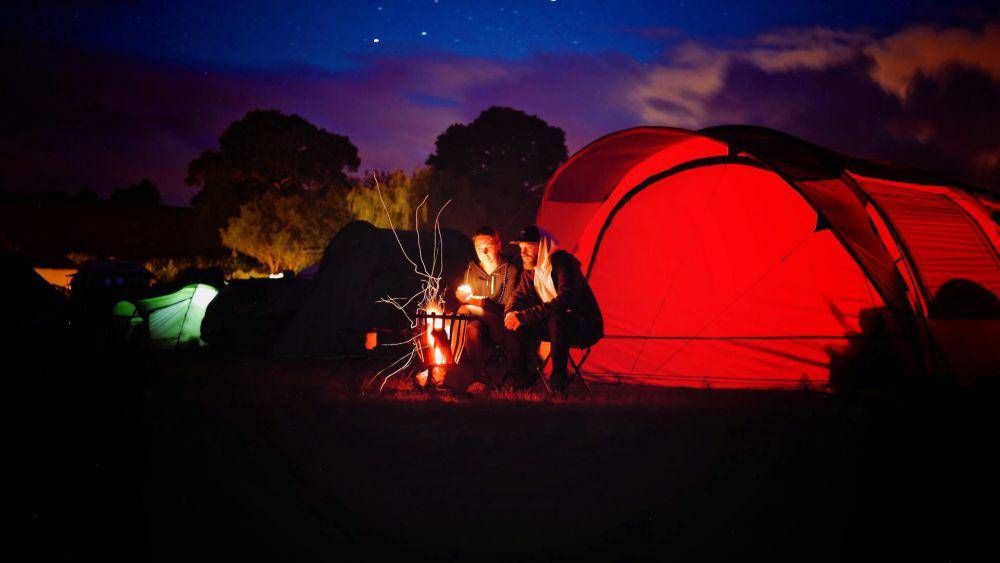 ilustrasi camping malam tahun baru (pexels.com/Jens Mahnke)