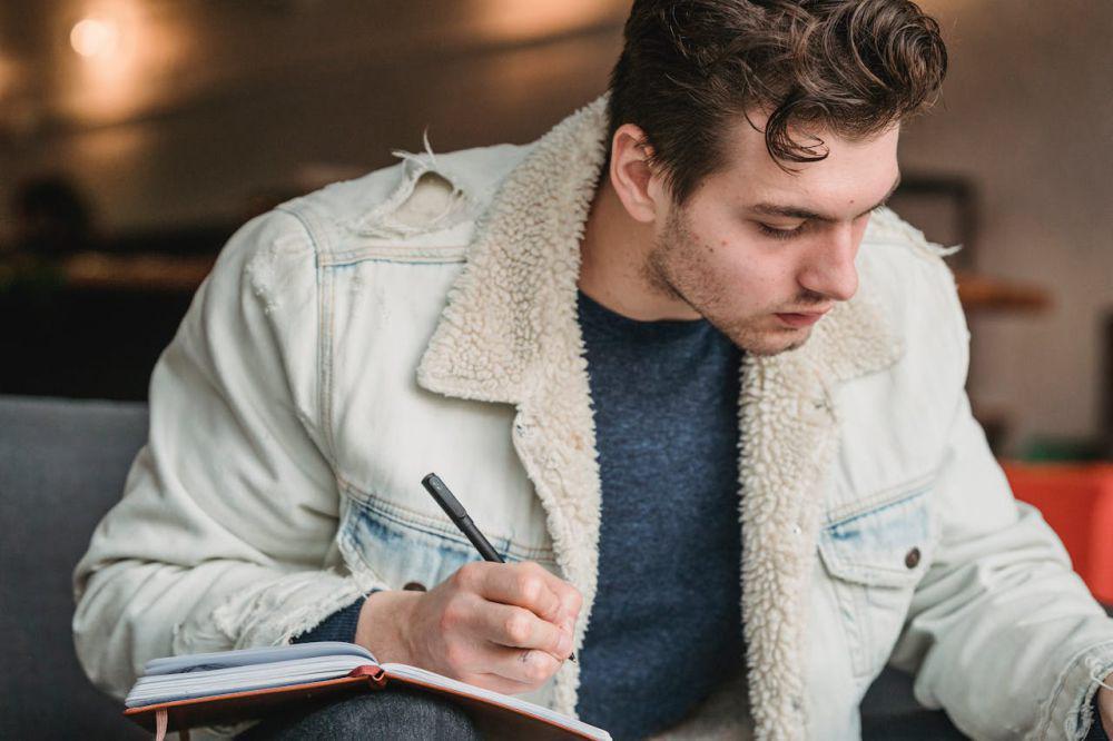 5 Momen yang Bikin Mood Penulis Drop Seketika, Kamu Pernah?