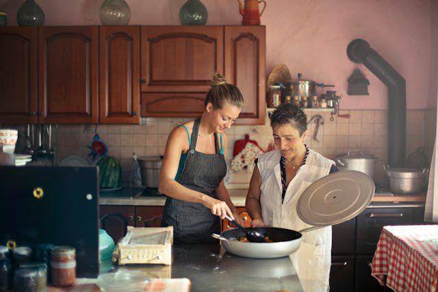 ilustrasi masak bersama mama (pexels.com/id-id/olly)
