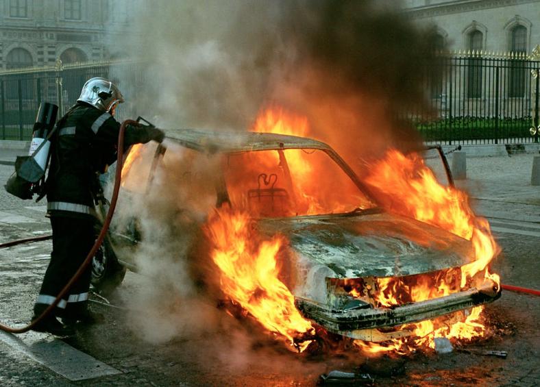 Kenapa Mobil Listrik yang Terbakar Apinya Sulit Dipadamkan?