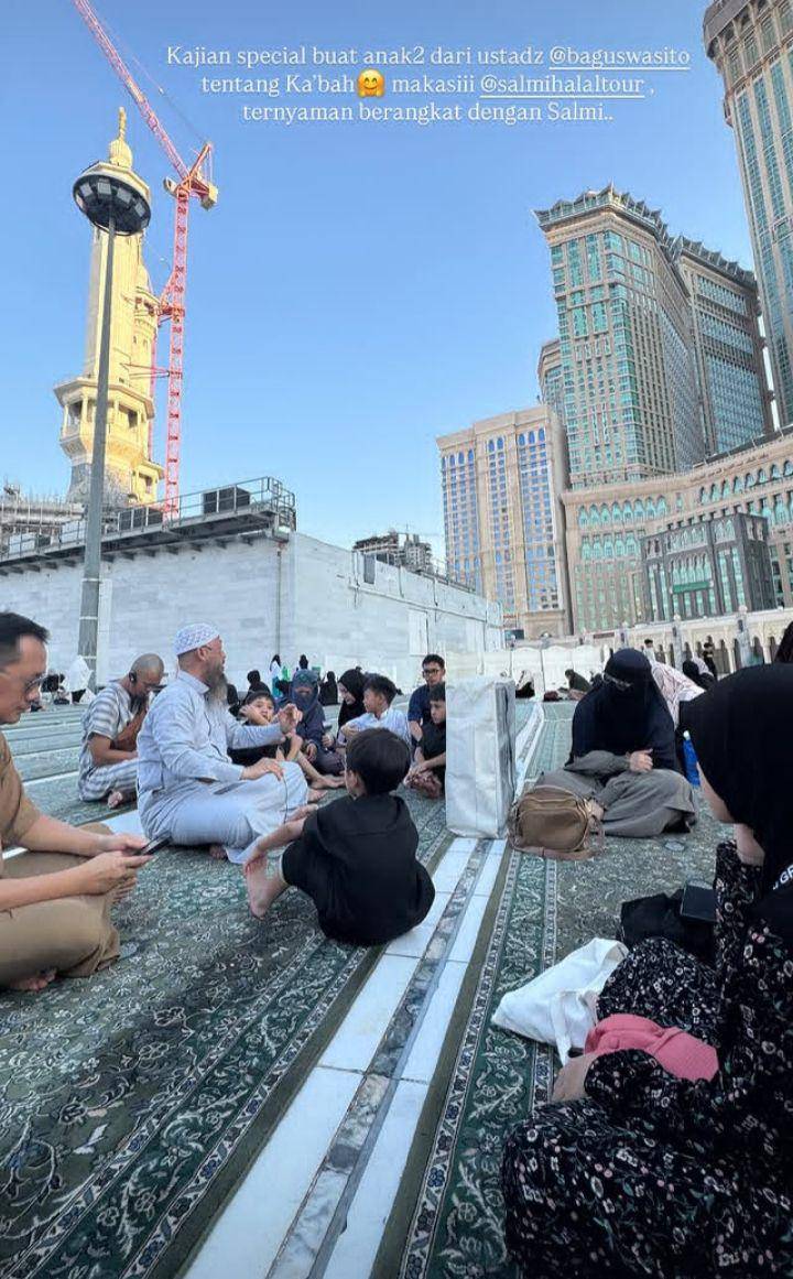 Umrah Zaskia Mecca dan keluarga (Instagram.com/zaskiadyamecca)