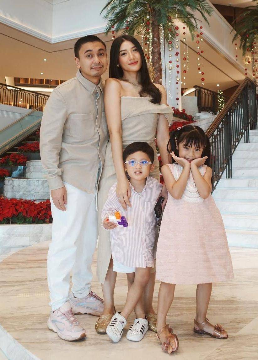 OOTD keluarga Raditya Dika (instagram.com/anissaaziza)