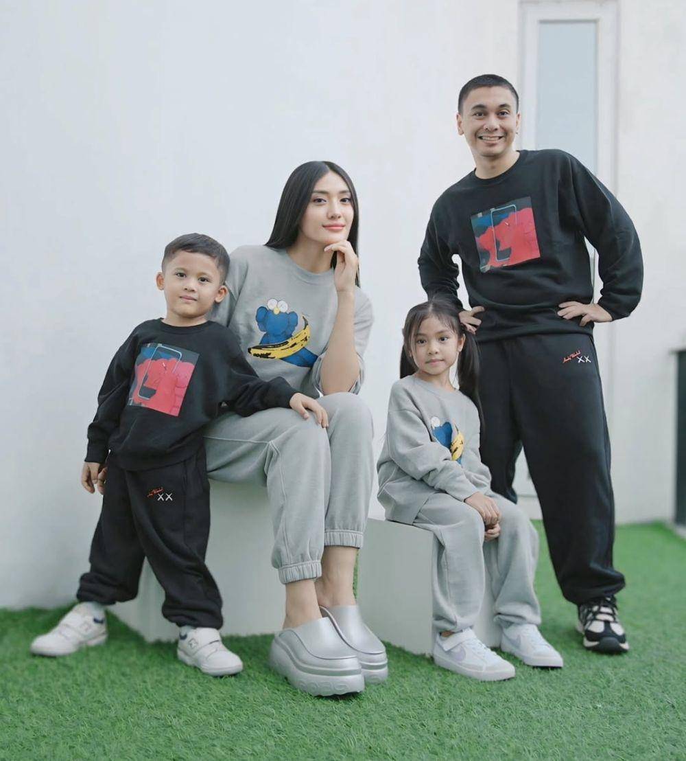 OOTD keluarga Raditya Dika (instagram.com/anissaaziza)