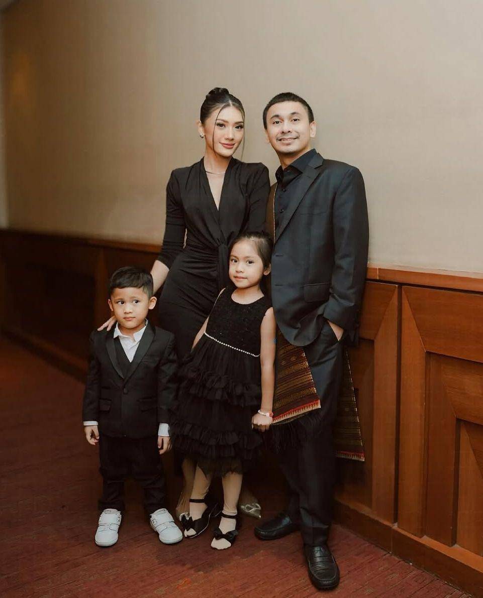OOTD keluarga Raditya Dika (instagram.com/anissaaziza)