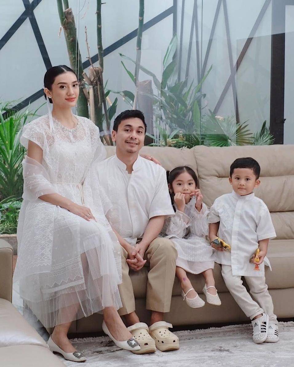 OOTD keluarga Raditya Dika (instagram.com/anissaaziza)