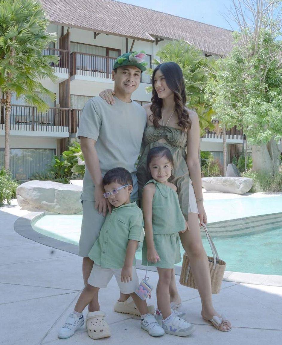 OOTD keluarga Raditya Dika (instagram.com/anissaaziza)