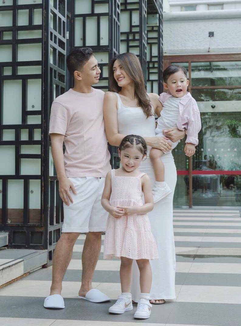 OOTD keluarga Raditya Dika (instagram.com/anissaaziza)