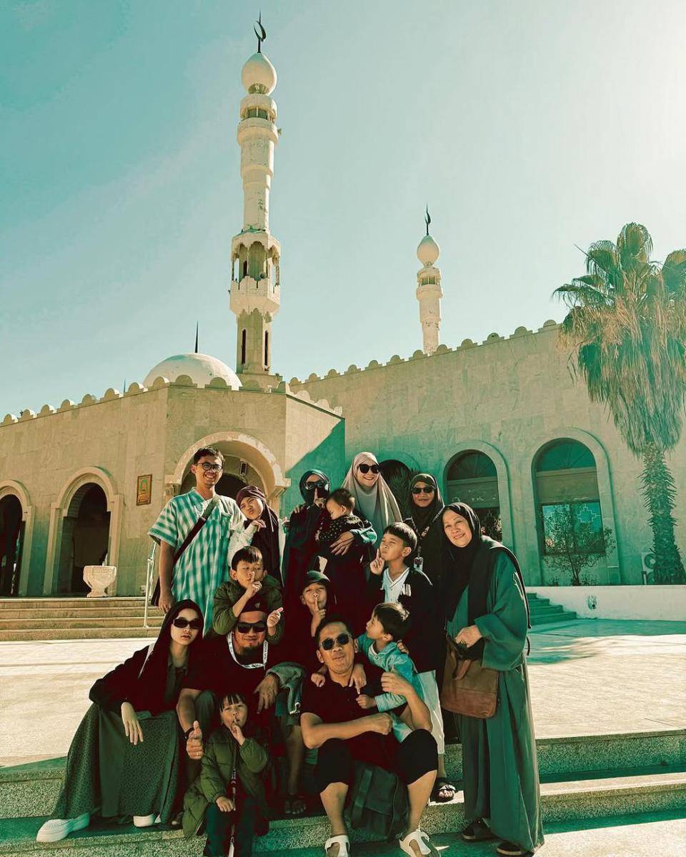 Umrah Zaskia Mecca dan keluarga (Instagram.com/zaskiadyamecca)