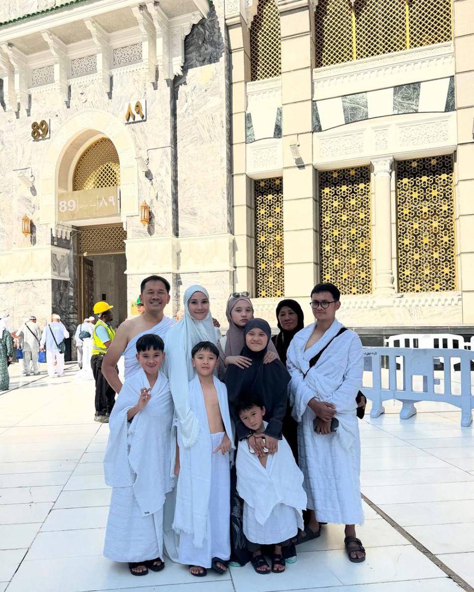 Umrah Zaskia Mecca dan keluarga (Instagram.com/zaskiadyamecca)