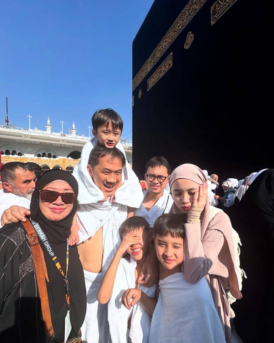 Umrah Zaskia Mecca dan keluarga (Instagram.com/zaskiadyamecca)