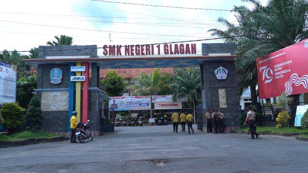 Kementerian Sosial (Kemensos) melanjutkan penyaluran bantuan sosial (bansos) Atensi Yapi di Kabupaten Banyuwangi, Jawa Timur. Sebanyak 1.695 anak yatim, piatu, dan yatim piatu (Yapi) mendapatkan bantuan tersebut. (Dok. Pos IND)