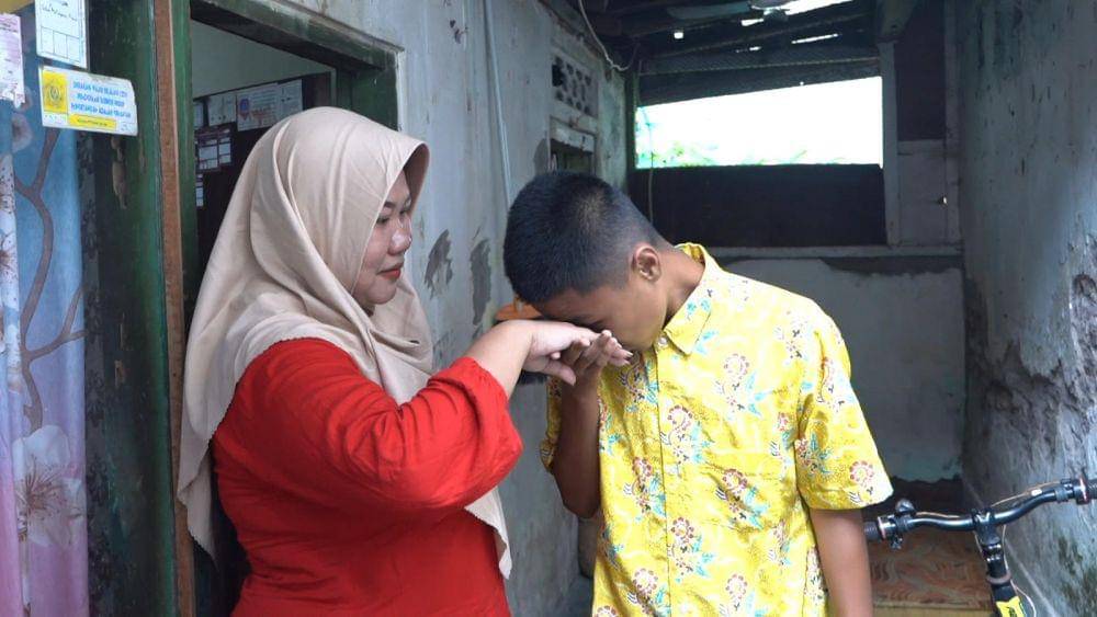 Kementerian Sosial (Kemensos) melanjutkan penyaluran bantuan sosial (bansos) Atensi Yapi di Kabupaten Banyuwangi, Jawa Timur. Sebanyak 1.695 anak yatim, piatu, dan yatim piatu (Yapi) mendapatkan bantuan tersebut. (Dok. Pos IND)