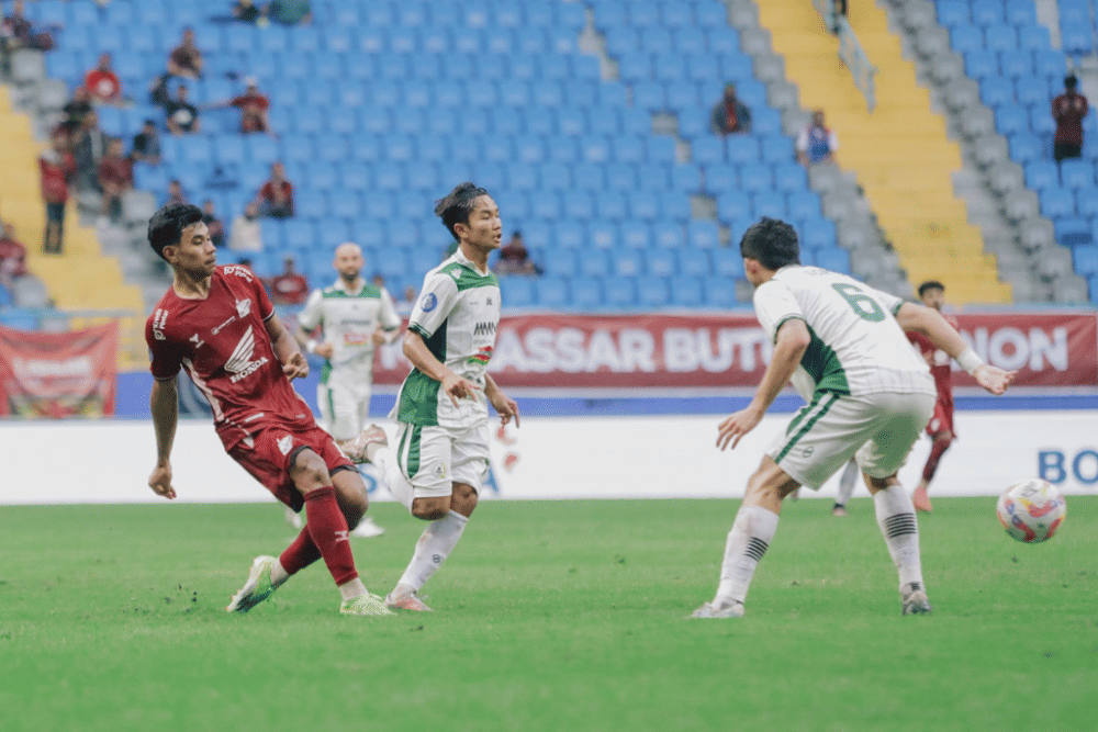 Salah satu momen pertandingan pekan ke-14 BRI Liga 1 2024/25 antara PSM Makassar versus PSS Sleman yang berlangsung di Stadion Batakan Balikpapan, 13 Desember 2024. (Instagram.com/psm_makassar)