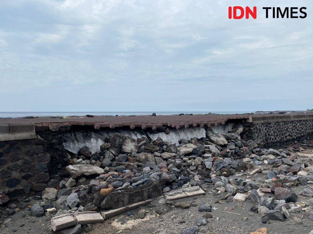 Tanggul di Kusamba rusak parah. (IDN Times/Yuko Utami)
