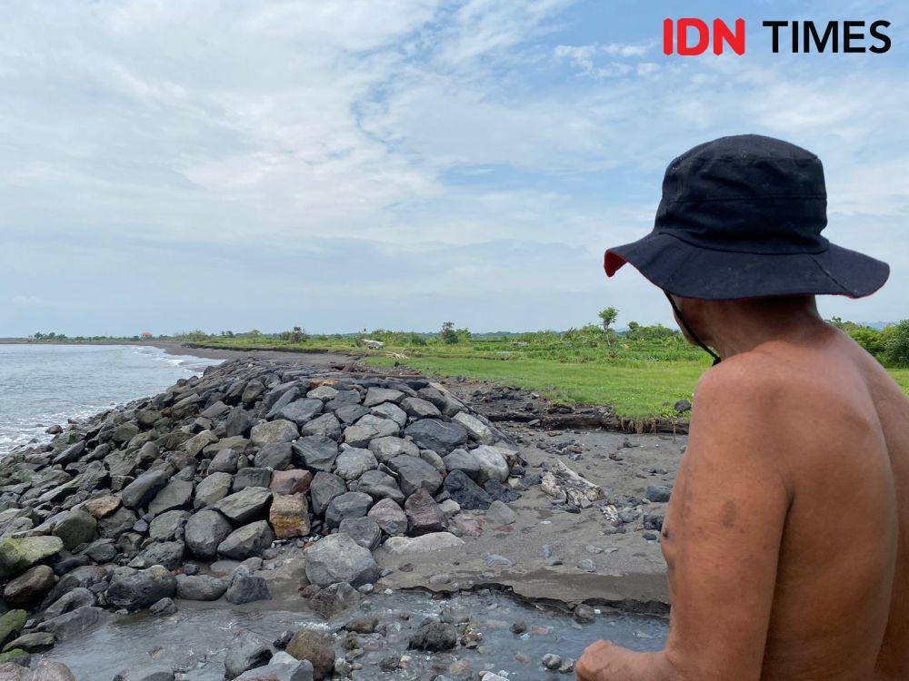 Mangku Rindi menceritakan sawahnya terdampak tanggul jebol. (IDN Times/Yuko Utami)