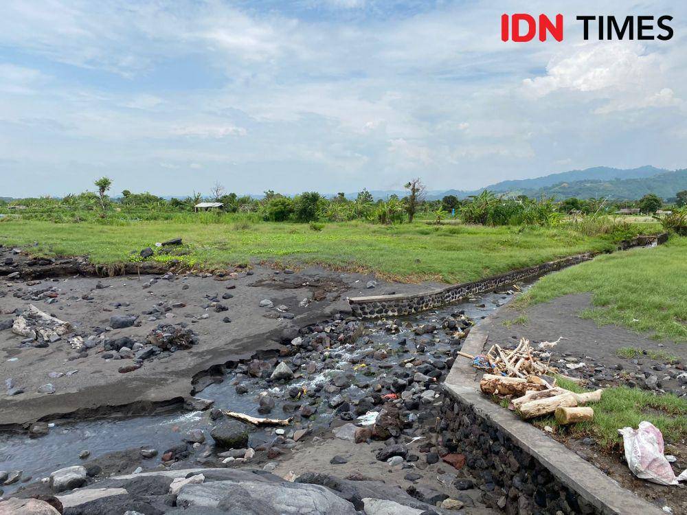 Kondisi tanggul di Pantai Kusamba. (IDN Times/Yuko Utami)