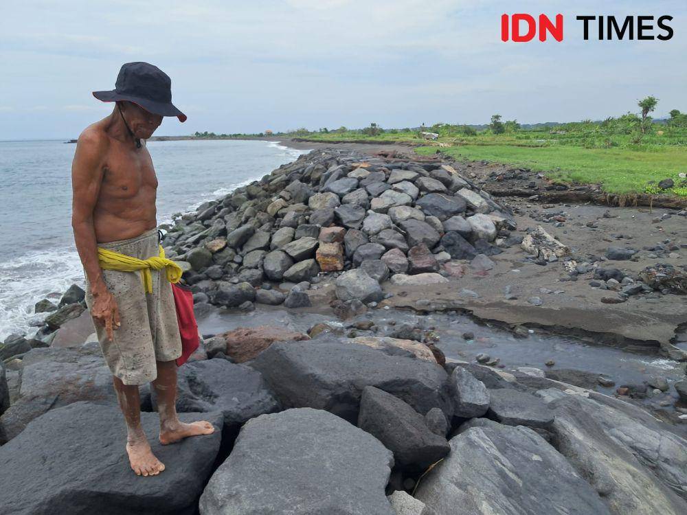 Mangku Rindi menceritakan sawahnya terdampak tanggul jebol. (IDN Times/Yuko Utami)