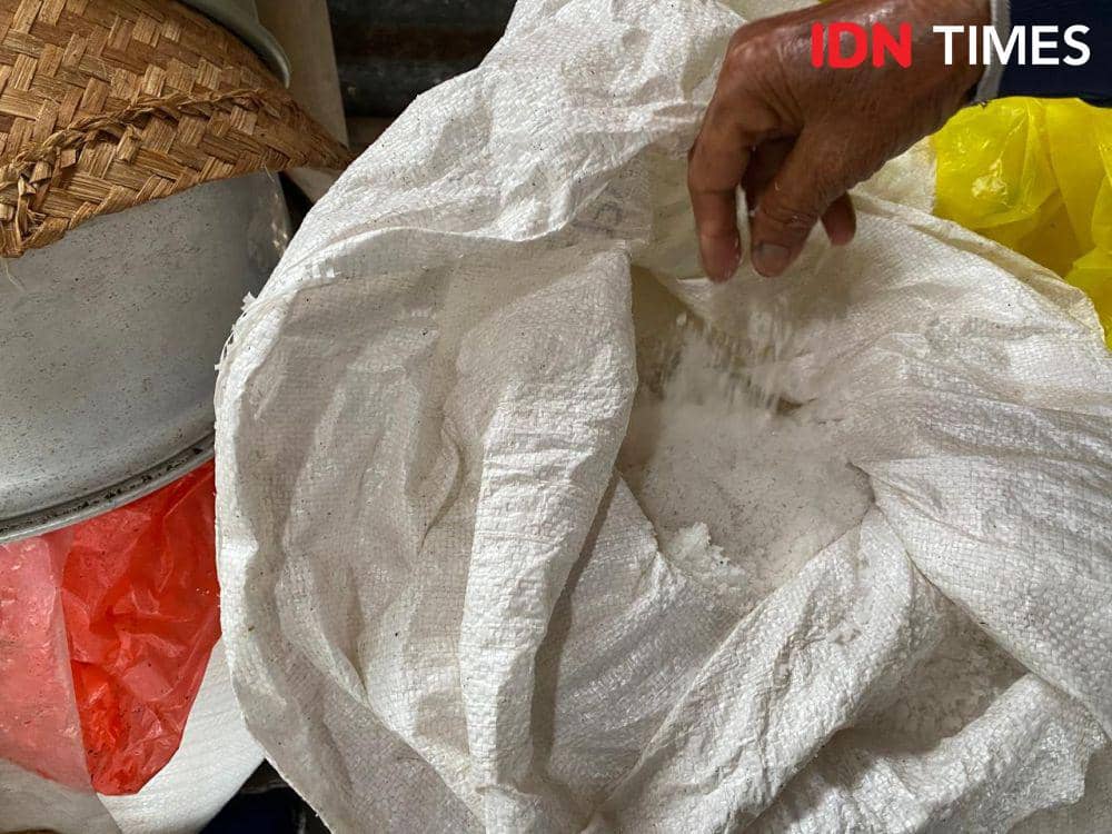 Nyoman Sekar, seorang  petani garam di Desa Kusamba, Klungkung menunjukkan garam hasil produksinya. (IDN Times/Yuko Utami)