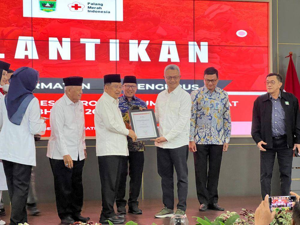 Jusuf Kalla mengukuhkan pengurus PMI dan Dewan Masjid Indonesia (DMI) Sumatra Barat periode 2024-2029 di Padang, Minggu (15/12/2024) (dok. Istimewa)