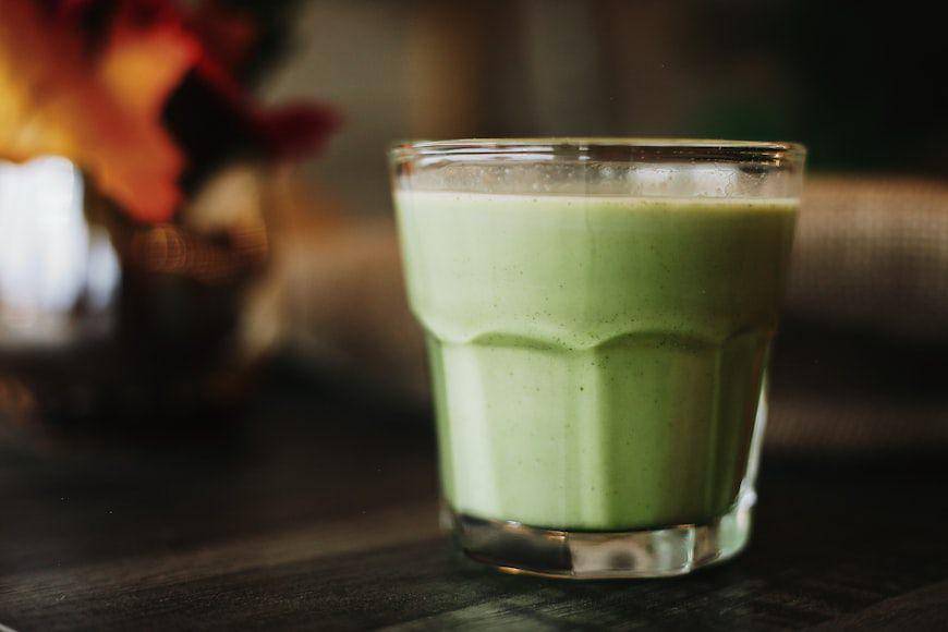Ilustrasi smoothie bayam pisang (unsplash.com/Fallon Michael)