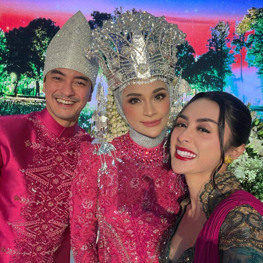 artis di resepsi Putri Zulhas dan Zumi Zola (Instagram.com/selvikitty)