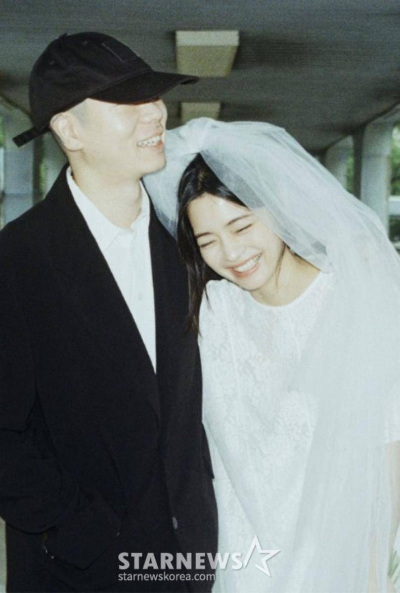 potret pernikahan Oh Hyuk Hyukoh dan Hwang Ji Min (dok. StarNews Korea)