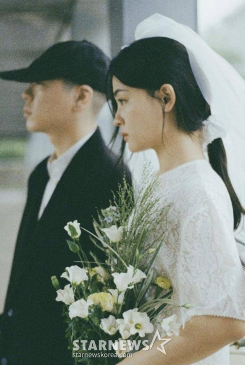 potret pernikahan Oh Hyuk Hyukoh dan Hwang Ji Min (dok. StarNews Korea)