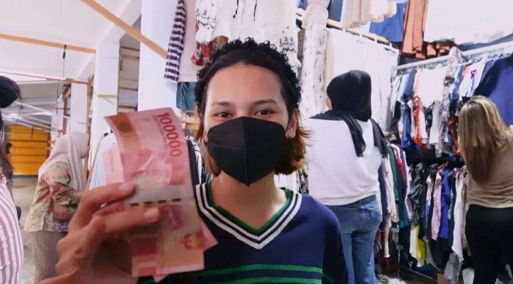 Indah Permatasari Thrifting Baju (YouTube,com/Indah Permatasari)