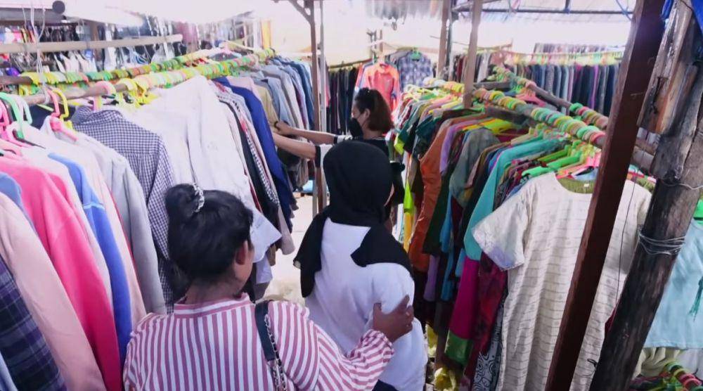 Indah Permatasari Thrifting Baju (YouTube,com/Indah Permatasari)