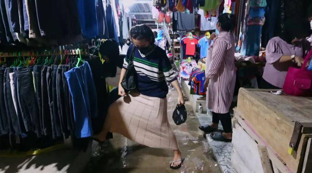 Indah Permatasari Thrifting Baju (YouTube,com/Indah Permatasari)
